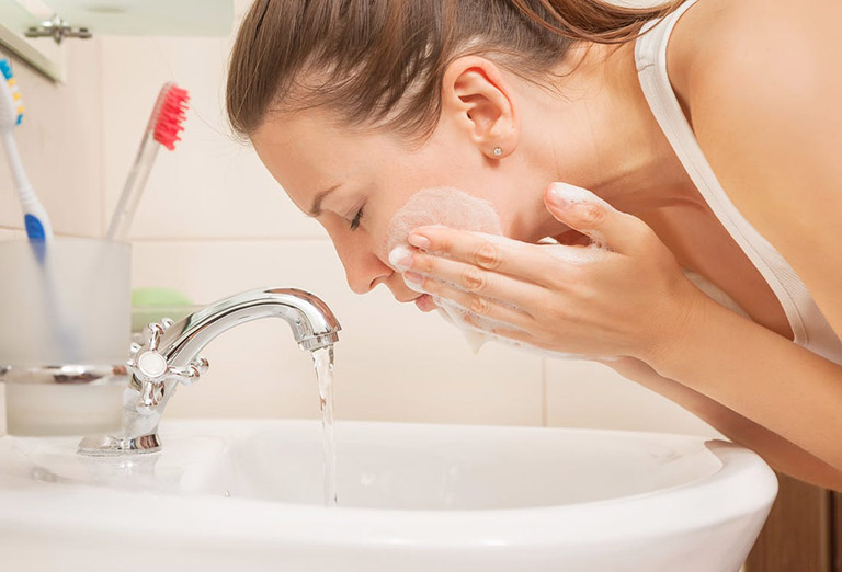 5 Cách chăm sóc da mặt đúng cách tại nhà | HillsBeauty.vn